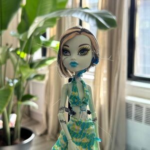 Monster High Skull Shores 5 Pack Frankie Stein Doll in color RETIRED RARE
